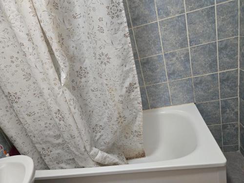 - un rideau de douche dans la salle de bains pourvue d'une baignoire dans l'établissement Chika, à Tours