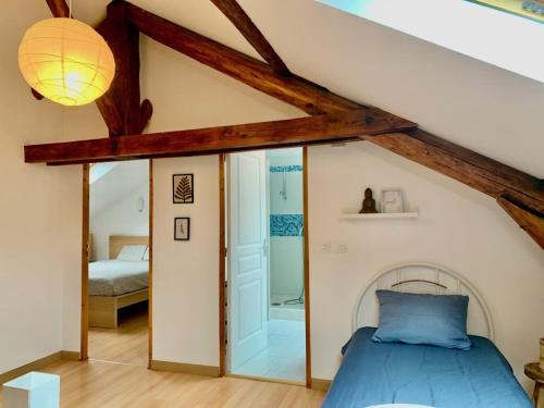 1 dormitorio con 1 cama azul en el ático en Large Duplex near Luxembourg, en Longwy