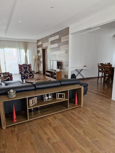 Телевизор и/или развлекательный центр в Frangipani villa
