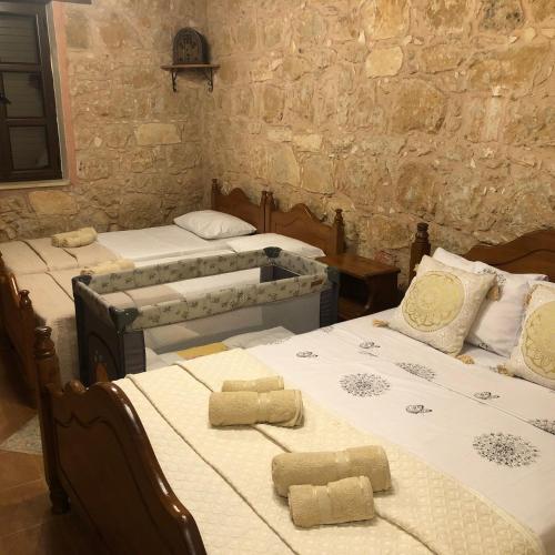 Кровать или кровати в номере Zivlas Stone House