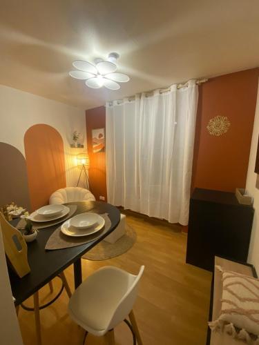 un salon avec une table et une salle à manger dans l'établissement Le Petit Soleil, à Longwy