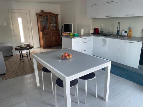 una cucina con un tavolo con una ciotola di frutta sopra di Quinta das Andorinhas Alentejo countryside and beach ad Alcácer do Sal