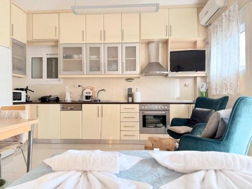 Little Central Apartment-1min walk from everywhere