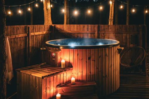 Galería fotográfica de Osada LoveLaski - balia jacuzzi, sauna i kominek - całoroczne domki premium en Laski