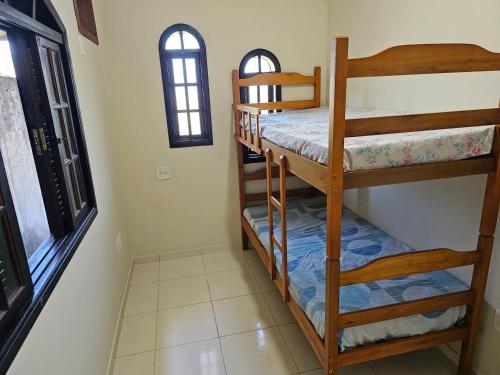 a room with two bunk beds and a window at Casa Mirante in Mangaratiba
