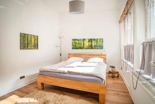 una camera con un letto in una stanza con pareti bianche di Apartment Hannover Top Citylage ad Hannover
