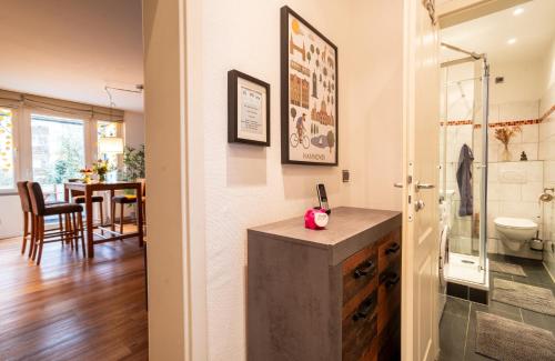 un bagno con un lavandino e un water in una stanza di Apartment Hannover Top Citylage ad Hannover