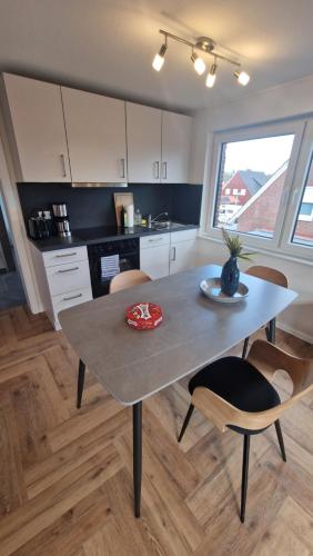 a kitchen with a table and chairs in a room at EcoCube 2 Haren - Sonnenbalkon, Badewanne, Waschmaschine in Bahnhof Haren