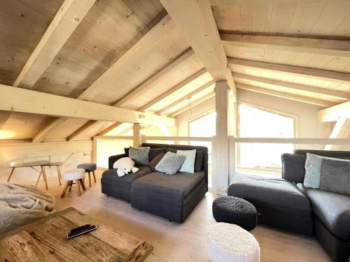 un salon avec un canapé et une table dans l'établissement Résidence Grenier De Koikoi - Chalet de standing : Grenier de Koikoi MAE-2404, à Notre-Dame-de-Bellecombe