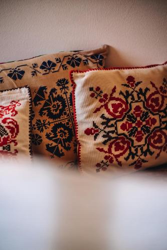 a group of pillows sitting on top of a bed at Daheim in Râşnov