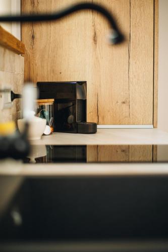 a microwave oven sitting on top of a counter at Daheim in Râşnov
