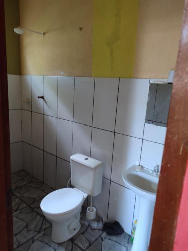 a bathroom with a toilet and a sink at Quartos em Alter do Chão in Santarém