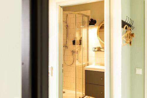 a bathroom with a shower and a sink at KRABBES Ostseeliebe in Neustadt in Holstein