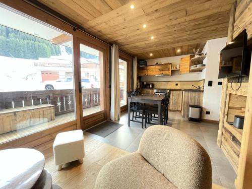 salon z krzesłem i stołem w pokoju w obiekcie Résidence Les Oursons - Appartement de charme au pied des pistes de l'Espace Diamant MAE-6464 w mieście Notre-Dame-de-Bellecombe