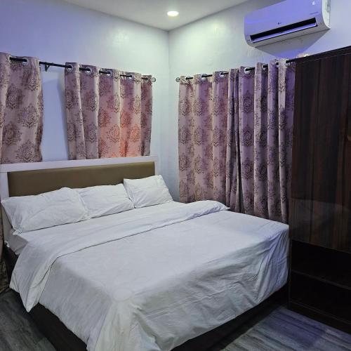 Postel nebo postele na pokoji v ubytování Hen Cap Apartment Services