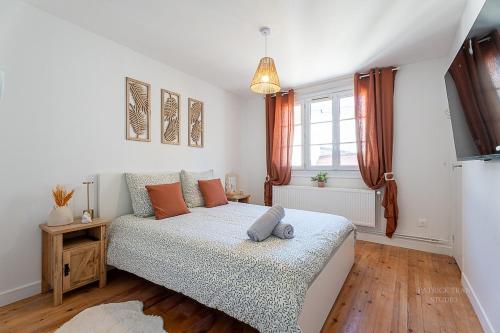 une chambre avec un lit et une fenêtre dans l'établissement Maison de ville pour 10 personnes près Disney & Paris, à Montévrain