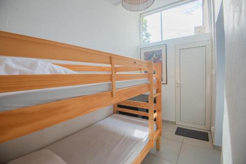 une chambre avec deux lits superposés et une fenêtre dans l'établissement maison 6-8 personnes, 3 étoiles, au Cap d'Agde
