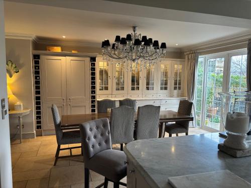 Ruang duduk di 6 Northfields Close Family Household