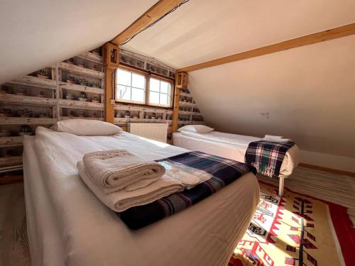 a bedroom with two beds in a room with a window at Hnameni Bovadzor Lodge in Maksim Gorʼkiy