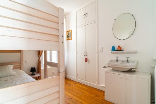 a bedroom with a bunk bed and a sink at Villa Bellevue 10 Personnes in Arromanches-les-Bains