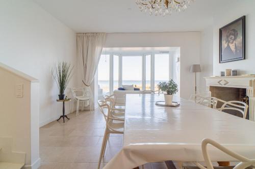 une salle à manger et un salon avec une table et des chaises dans l'établissement Villa Bellevue 10 Personnes, à Arromanches-les-Bains