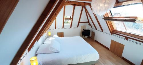 - une chambre avec un lit blanc et 2 fenêtres dans l'établissement Maison traditionnelle avec piscine, à Gourdon