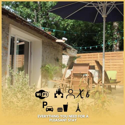 een foto van een patio met een parasol en een stoel bij Birchbank Cottage - Disney 30min in Coulommiers