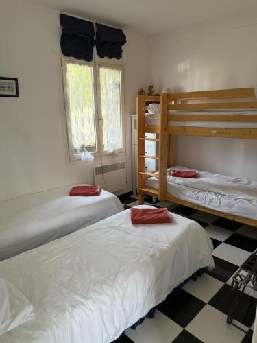 - une chambre avec 2 lits superposés et un sol en damier dans l'établissement Birchbank Cottage - Disney 30min, à Coulommiers