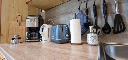 eine Küchentheke mit einer Kaffeemaschine und Küchenutensilien in der Unterkunft Top3 Ferienwohnung mit Fitnessstudio in Plauen