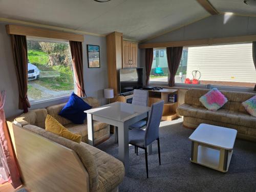 Posezení v ubytování Light and Airy 2 Bedroom Mobile Home