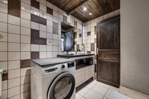 une machine à laver dans une salle de bain avec un lavabo dans l'établissement Résidence Combe Folle - Appartement spacieux · Balcon · Wifi MAE-9561, à Tignes