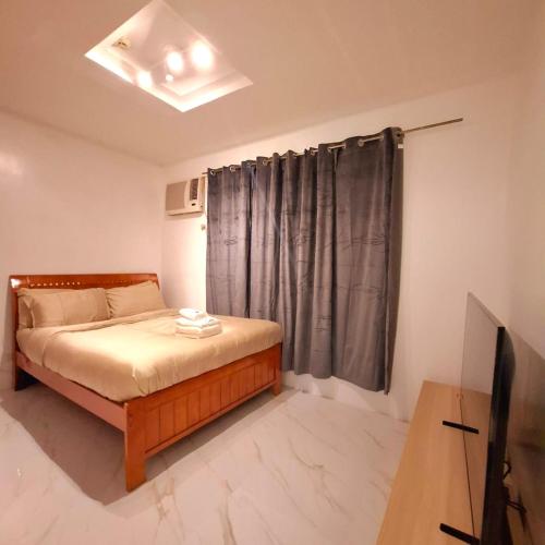 Cama o camas de una habitación en MANILA BAYVIEW RENTAL- LUXURY AND SUPERIOR 1 - 5 BEDROOM CONDOS WITH BALCONY POOL BAYVIEWS NETFLIX - Housekeeping Available-