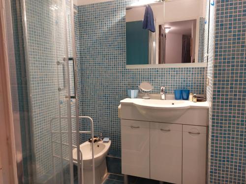 une salle de bain avec toilettes, lavabo et douche dans l'établissement CARIBOU T2 piscine - Axelle Loc'Appart, à Cannes