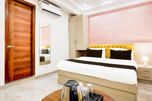 a bedroom with a large bed in a room at Super Townhouse Eden Garden Zirakpur in Zirakpur