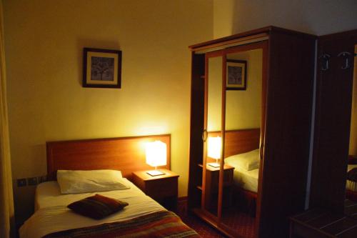 a hotel room with a bed and a mirror at فندق أميري سويت in Umm Uthainah