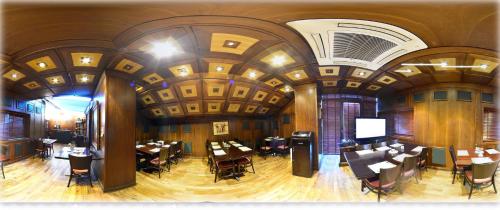a room with tables and chairs in a restaurant at فندق أميري سويت in Umm Uthainah