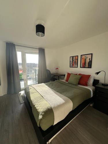 Postel nebo postele na pokoji v ubytování Lovely 2-Bed Apartment in London