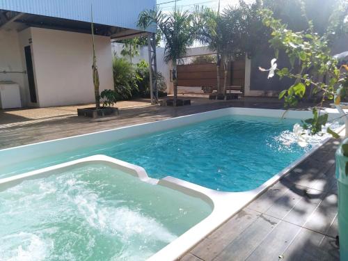 a swimming pool in the middle of a house at Estilo resort para confraternizar com hidro, piscina, garagem em casa tudo privativo, insira acima de 6 hóspedes para usar os 3 quartos in Sorriso