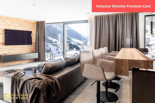 a conference room with a table and chairs at Hollywood Dream Penthouse & Apartments mit privater Sauna nahe Ischgl in Kappl
