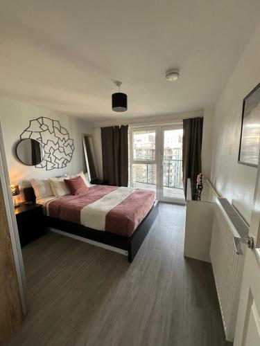 Postel nebo postele na pokoji v ubytování Lovely 2-Bed Apartment in London