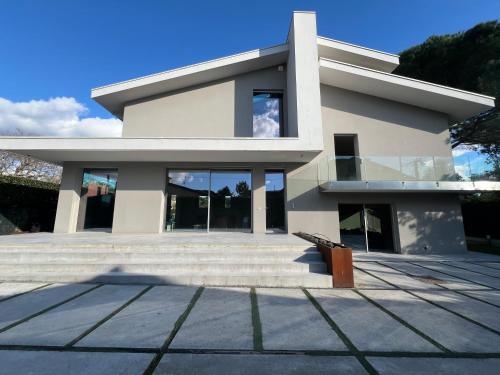 フィレンツェにあるVilla Aria - Firenze Settignanoの大きな白い家