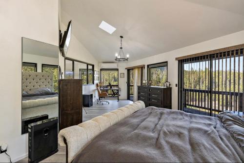 Ένα ή περισσότερα κρεβάτια σε δωμάτιο στο Riverfront Oregon retreat with hot tub and pool