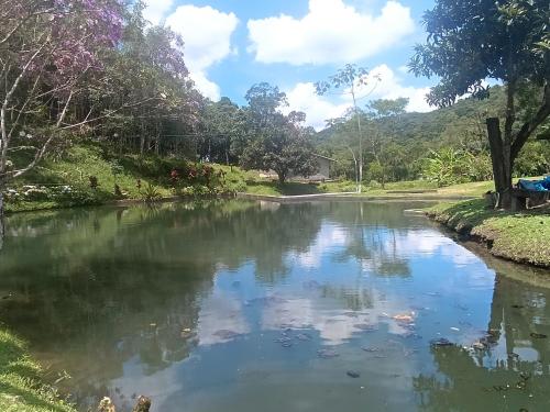 a river with a reflection in the water at Refúgio Atlântico in Mogi das Cruzes