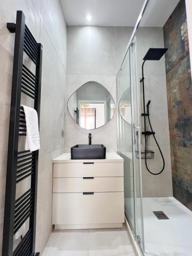 une salle de bain avec un lavabo et un miroir dans l'établissement L'Enlumineur - Centre - Luxe - Balcon - Climatisation, à Toulouse