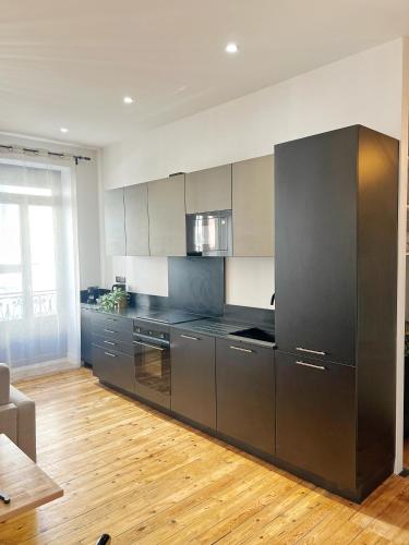 Il comprend une grande cuisine avec des appareils en acier inoxydable et du parquet. dans l'établissement L'Enlumineur - Centre - Luxe - Balcon - Climatisation, à Toulouse