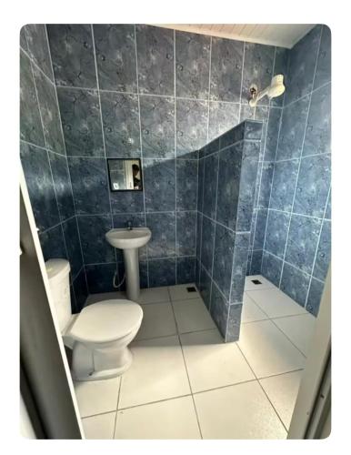 un bagno con un water e un lavandino di Suítes privativas a Cachoeiras de Macacu