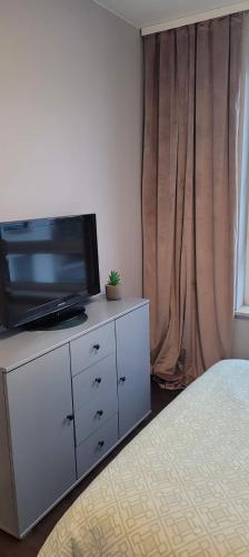 Μια τηλεόραση ή/και κέντρο ψυχαγωγίας στο Apartament Siedlce 2