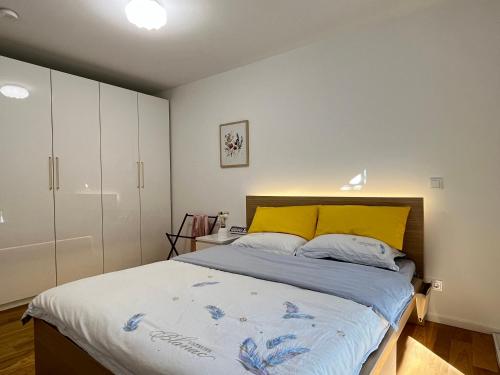 ein Schlafzimmer mit einem großen Bett mit einem gelben Kopfteil in der Unterkunft Frankfurt Messe Luxury Business Suit in Frankfurt am Main