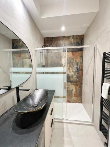 une salle de bain avec un lavabo et une douche dans l'établissement Le Filatier - Centre - Luxe - Balcon - Climatisation, à Toulouse