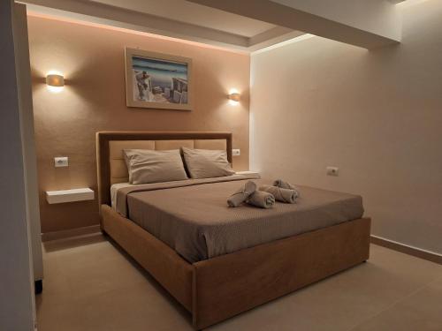 Un dormitorio con una cama con dos toallas encima. en Yard Apartments - by Hotel Ronaldo, en Ksamil
